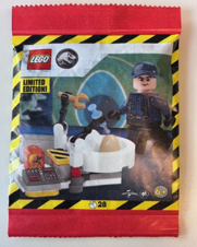 LEGO Jurassic World Magazine Issue 27 ACU Guard in Lab Minifigure Toy